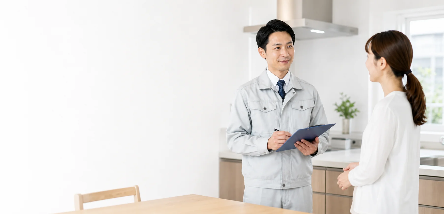 作業内容をお客様に説明する担当者