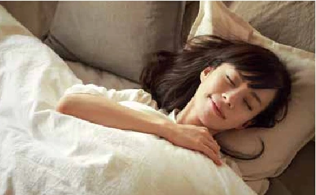 寝ている家族に配慮する静かな時間帯のイメージ