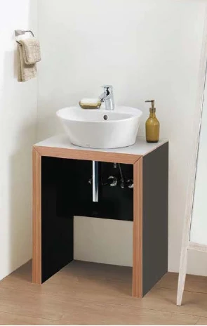 丸い陶器ボウルを載せたラインテーブル