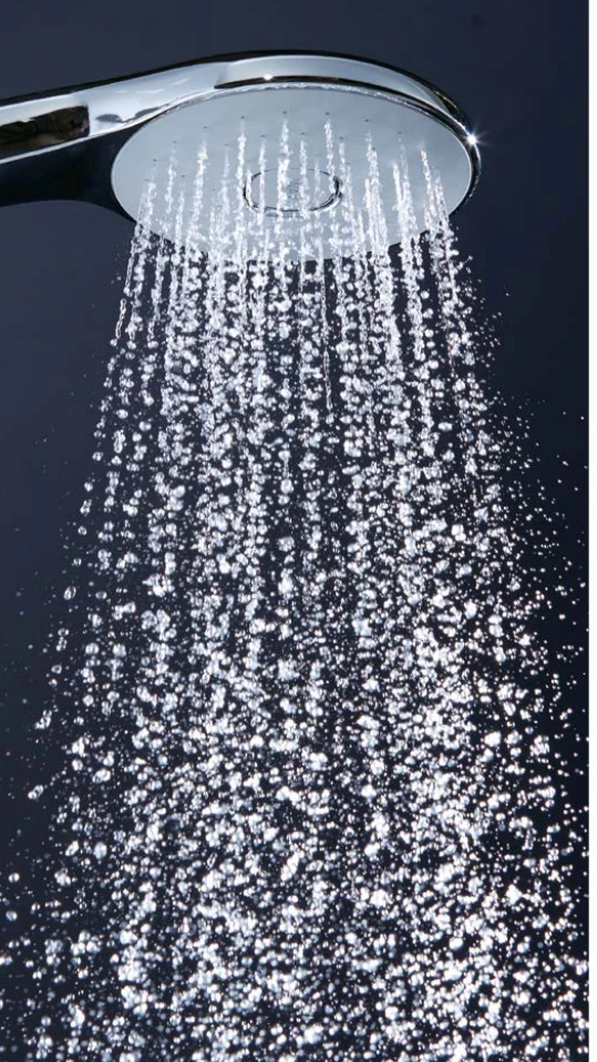 空気を含んだ大粒の水滴で吐水するエコアクアシャワー