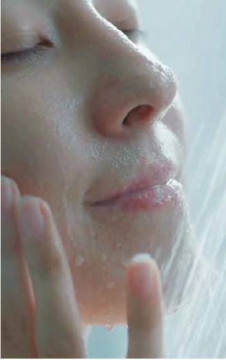 洗顔する女性のイメージ