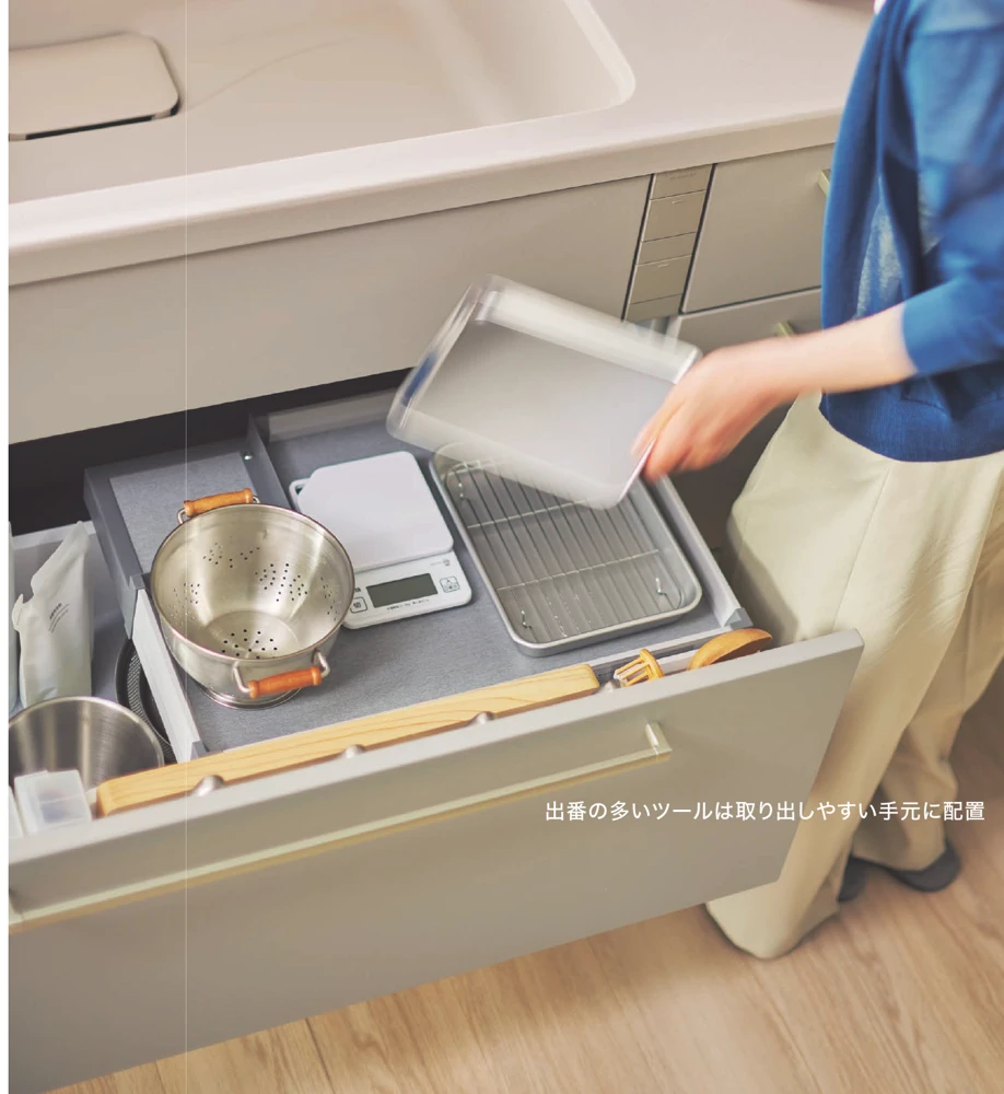 引き出し全体を見渡して道具を取り出す様子
