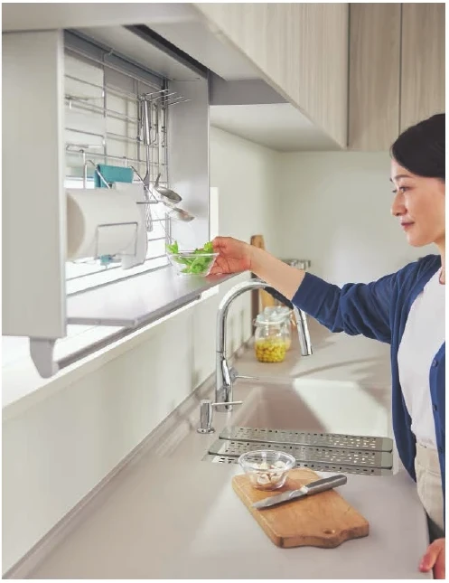 目の高さに下ろして使う吊り戸棚