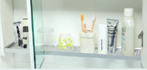 コップや歯ブラシを置ける鏡裏の乾くん棚