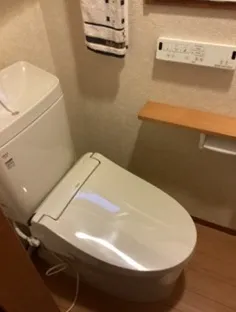 広島県安芸郡府中町｜トイレ床の水漏れ・タンク本体のひび割れを確認し約20年使用で一式交換