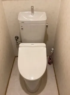 愛知県北名古屋市｜水が止まらないトイレタンク・オーバーフロー管破損で便器とタンクを交換