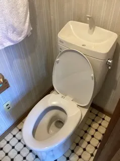 愛知県名古屋市北区｜トイレつまり・流してしまったオムツを便器脱着で除去し古いトイレも新品交換