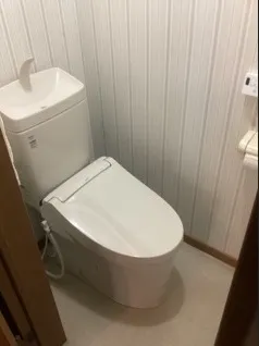 岐阜県瑞穂市｜トイレ床の水漏れはウォシュレットが原因・古いトイレを一式交換