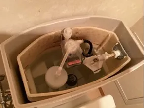 広島県広島市安佐北区｜水が貯まらないトイレタンクのボールタップ・排水弁を交換