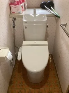 島根県雲南市｜トイレ水漏れ・タンクと便器の接続部から漏水し新しい便座を再利用して交換