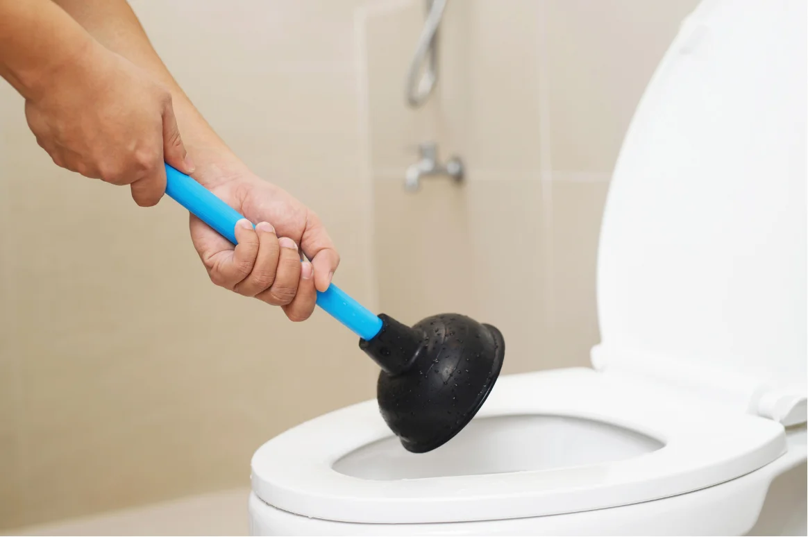 トイレのつまりを直す